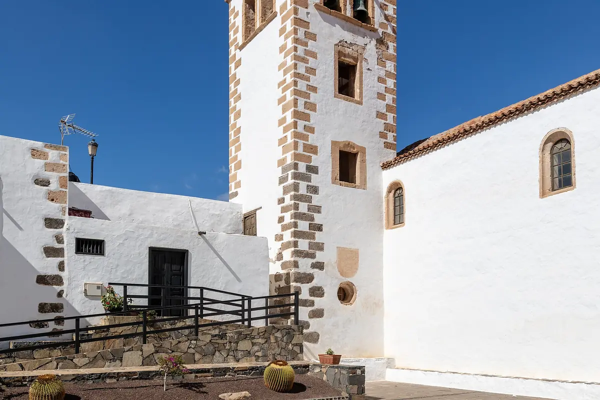 Iglesia de Santa María de Betancuria, blanca con piedra vista, bajo un cielo azul