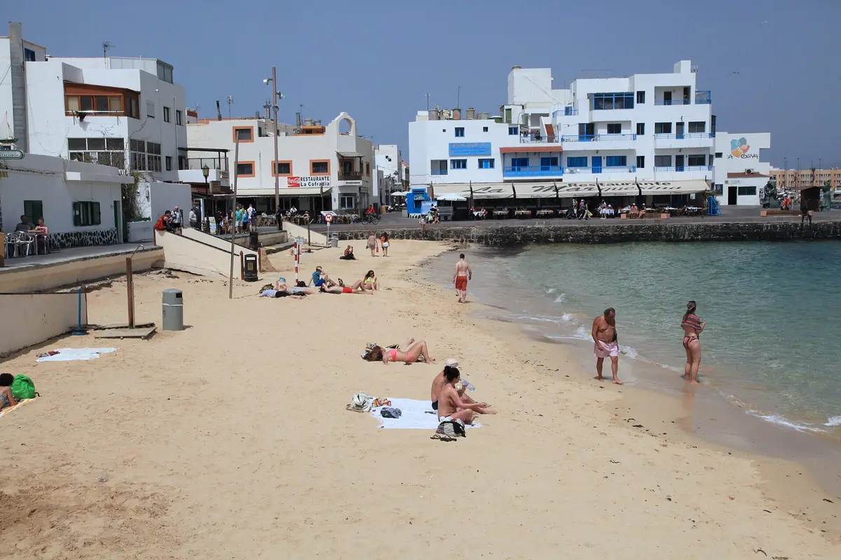 Playa urbana de Corralejo con apartamentos blancos en primera línea