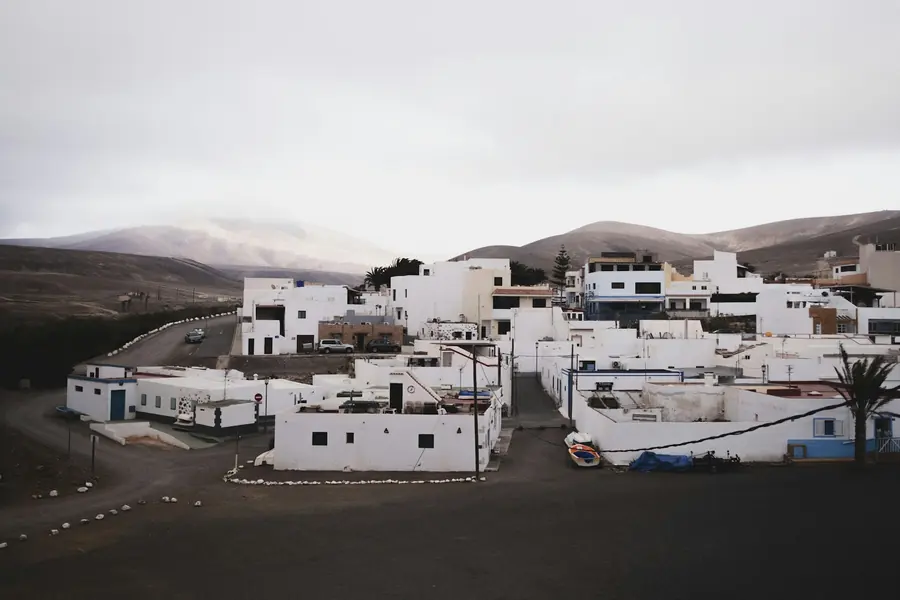 Pueblo de casas blancas de Fuerteventura entre montañas