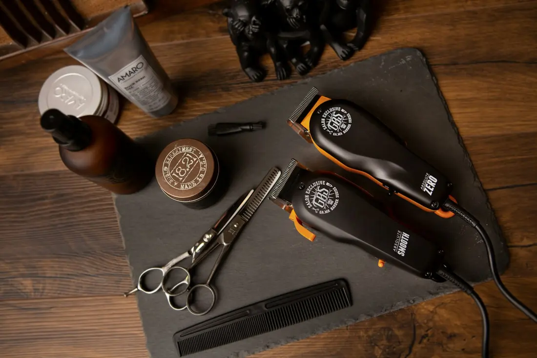 Herramientas de barbería sobre una tabla