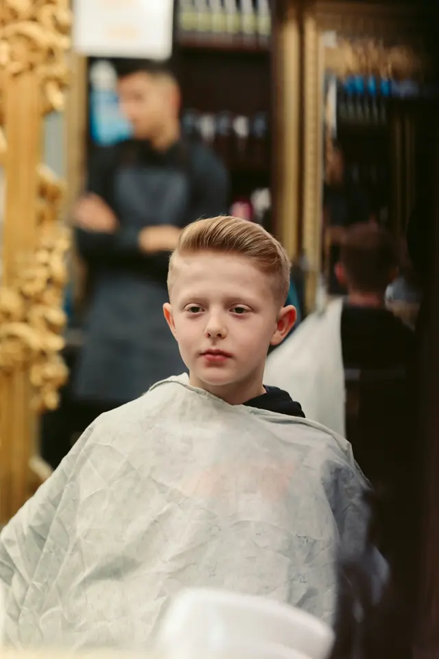 Niño con el pelo recién cortado y peinado