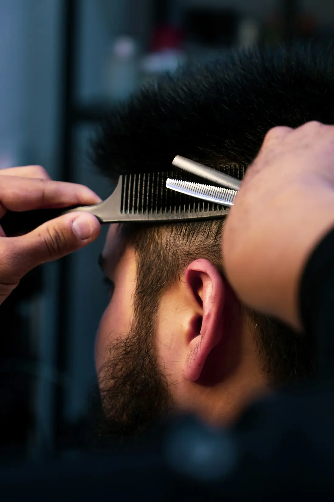 Tijeras de entresacar y peine sobre el pelo