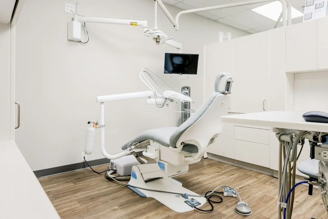 Gabinete dental luminoso con sillón y equipo moderno