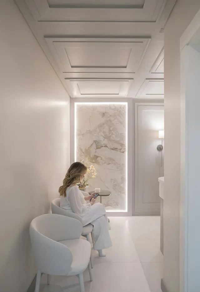 Sala de espera blanca y tranquila con sillones