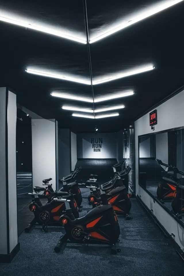 Sala de ciclo indoor con luces en el techo