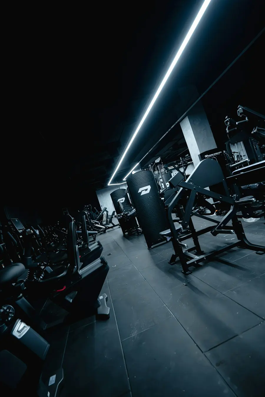 Sala de máquinas iluminada con una línea de luz en el techo