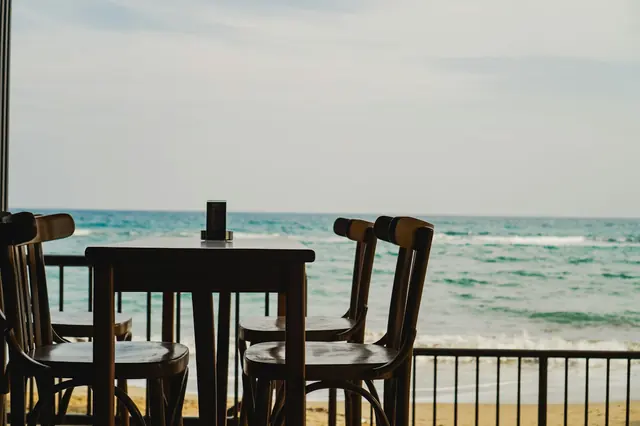 Mesa de terraza frente al mar