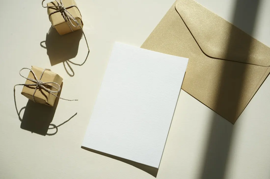 Paquete envuelto en papel kraft listo para enviar